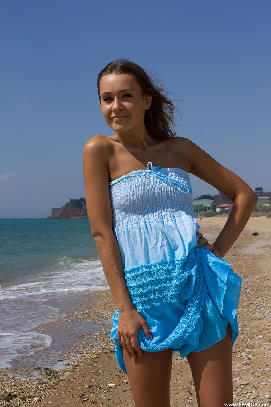 Молодая девушка с голой грудью на пляже