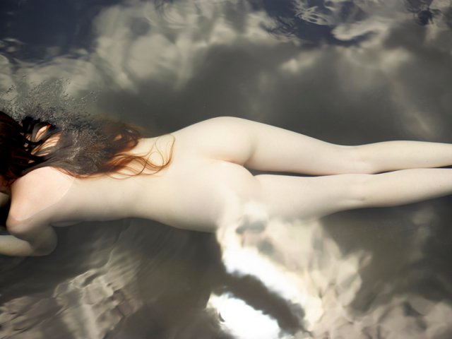Фото ню девушки в воде