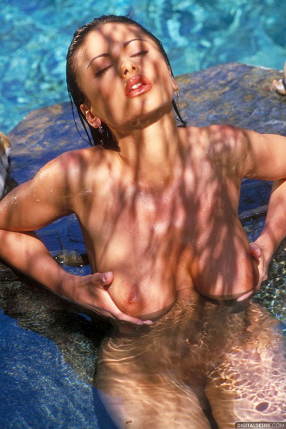 Красивые эротические фото брюнетки в воде