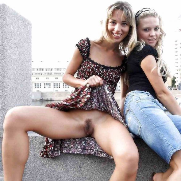 Молодые девчонки показали сиськи на улице