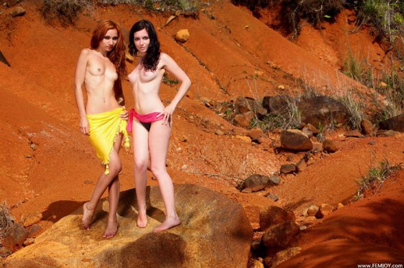 Две девушки - рыжая и брюнетка - голые на природе