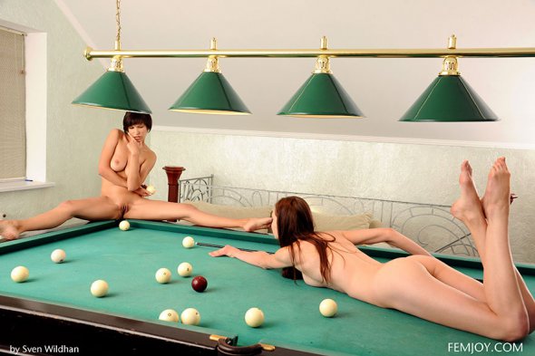 Две девушки - голые брюнетки на бильярдном столе