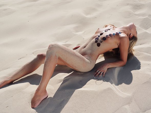 Эротические фото обнаженной блондинки на белом песке