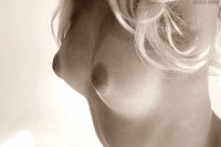 Черно-белые фото блондинки с маленькой грудью