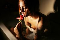 Девушка с розой позирует в ванне