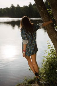 Девушка на высоких каблуках позирует у реки - фото ню