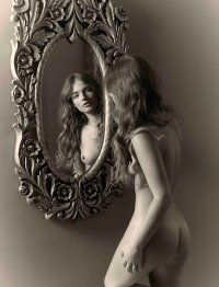 Черно-белое фото ню обнаженный девушки перед зеркалом