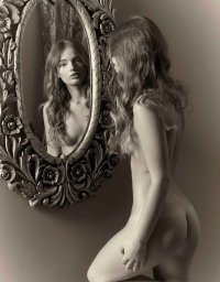 Черно-белое фото ню обнаженный девушки перед зеркалом