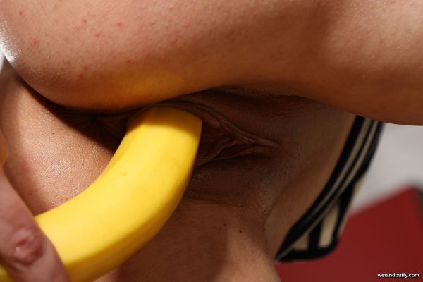 Брюнетка мастурбирует на кухне с бананом