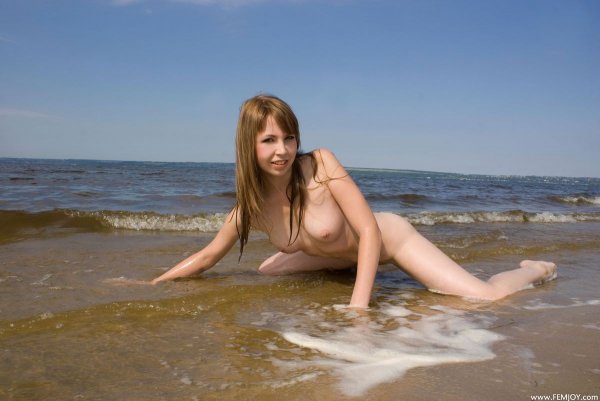 Фото эротика обнаженной модели на песке