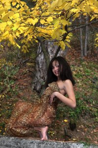 Брюнетка в осеннем лесу - красивые фото ню