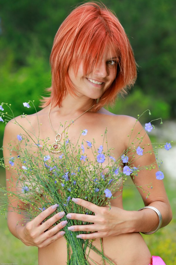 Красивые фото рыжей девушки с букетом на природе