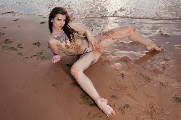 Женщина с тату голая на мокром песке