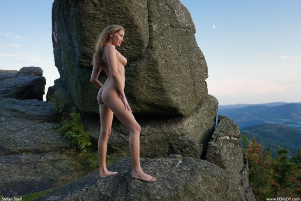 Фото девушки с прекрасным обнаженным телом на скале