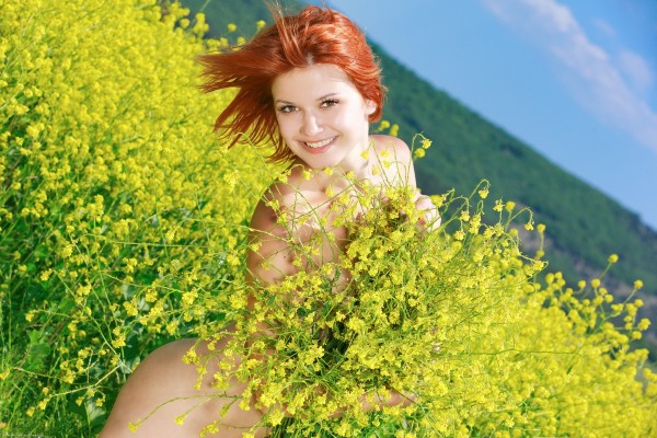 Фото красивой рыжей девушки в траве ню