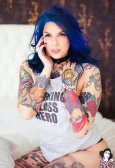 Девушка с синими волосами и яркими татуировками