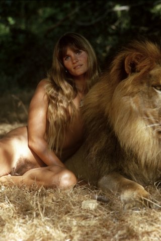 голая девушка на льве
