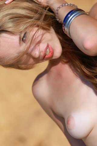 Красивая эротика соблазнительной блондинки на пляже