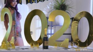 Женщина медленно разделась за праздничным столом в канун Нового 2020 года