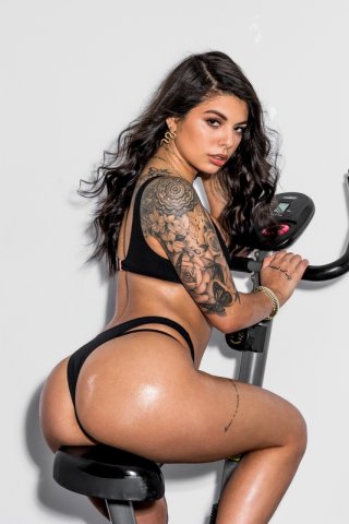 Gina Valentina в секси белье занимается на велотренажере