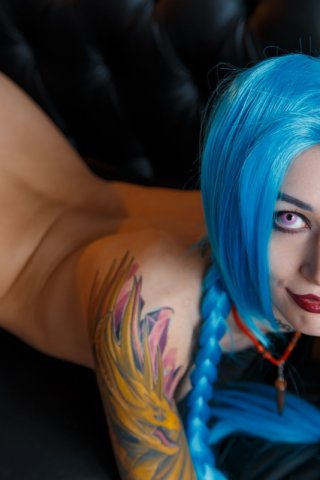 Косплейша с голубыми косами снимает свой сексуальный наряд