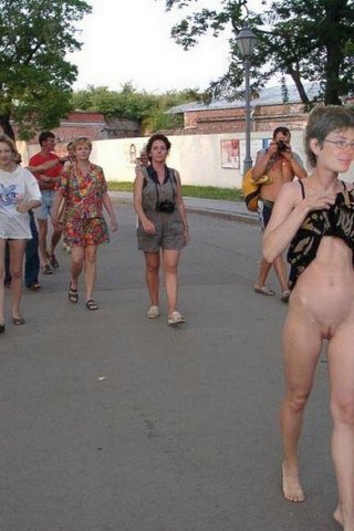 Фото подборка девушек без трусиков на улице