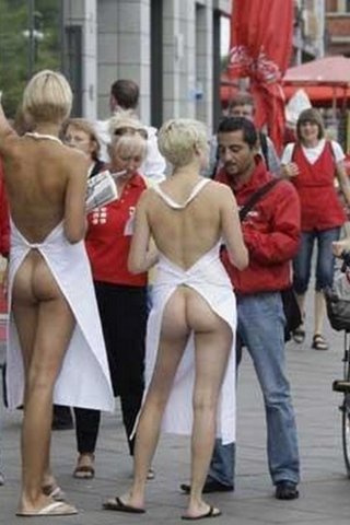 Фото девушек с голыми попками на улице