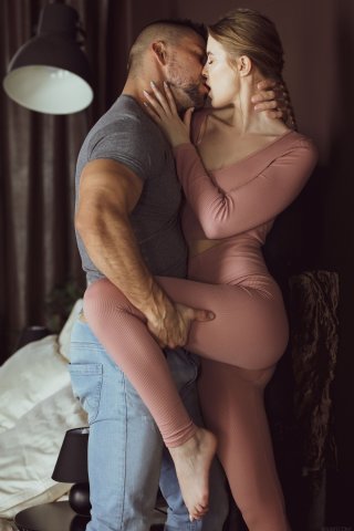 Мускулистый красавчик доводит до оргазма стройную русскую девушку