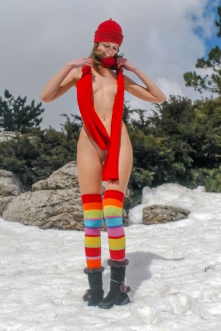 Худышка в красном шарфе и полосатых гольфиках на снегу