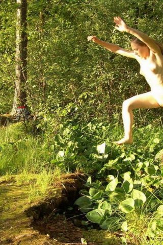 Голенькая бегает в лесу