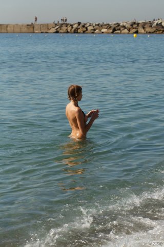 Голенькая Katherine Prerija на пляже