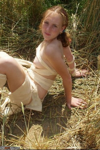 Деревенская дева обнаженная на пшеничном поле