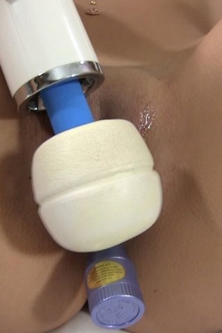 Девица вставляет вибратор в киску перед сексом